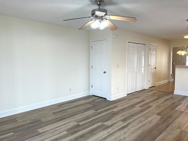 Building Photo - 3 Bedroom, 2.5 Bath Town Home - Large Back...