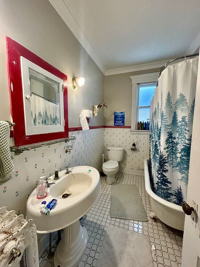 Building Photo - 2115 E 1st St