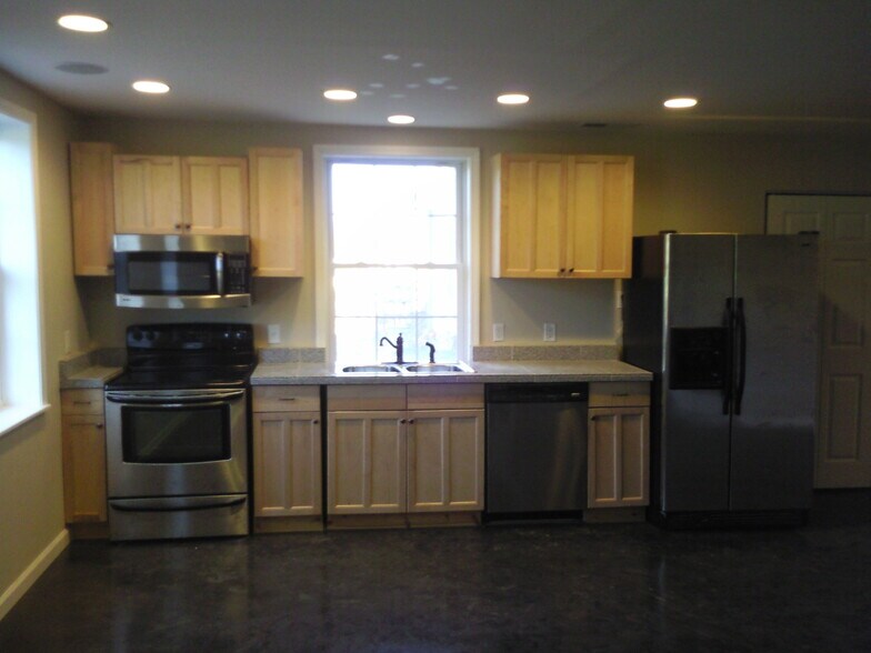 Building Photo - 76 Lara Dr