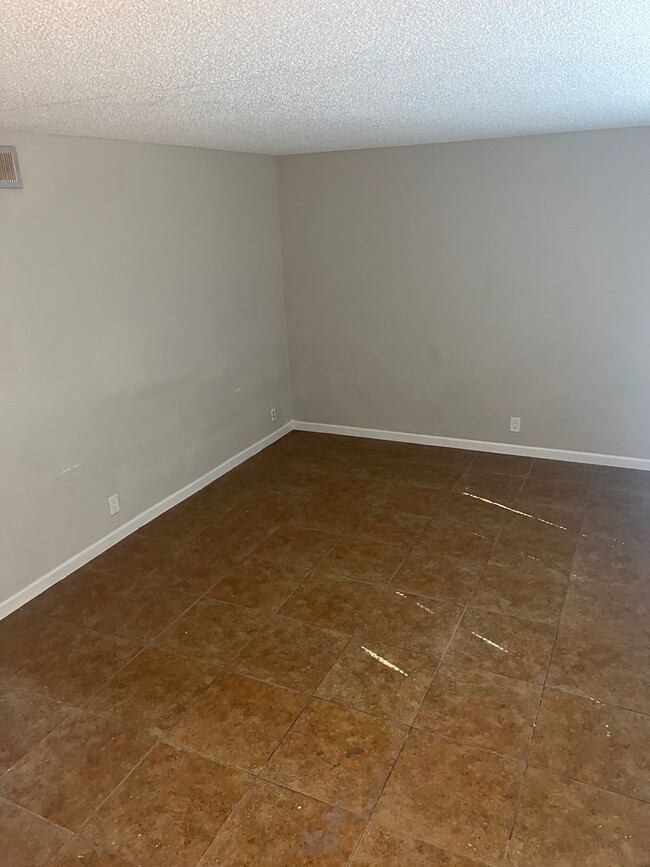 Building Photo - 3 Bedroom 1.5 Bathroom   Cheyenne & Civic ...