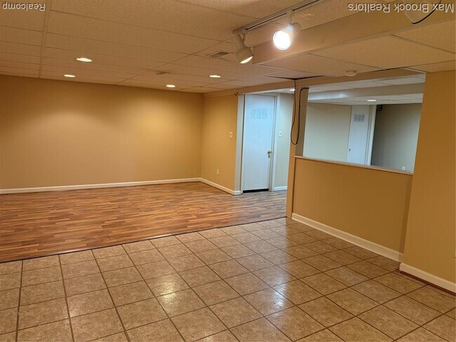 Building Photo - 6670 Maple Lakes Dr