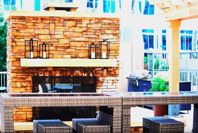 Building Photo - 300 S Church St