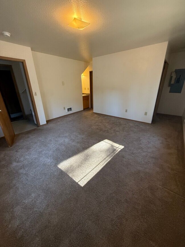 Building Photo - Westside 3 Bdrm, 2 Bath Townhouse close to COCC!  All Appliances, Washer/dryer hookups, Single ga...