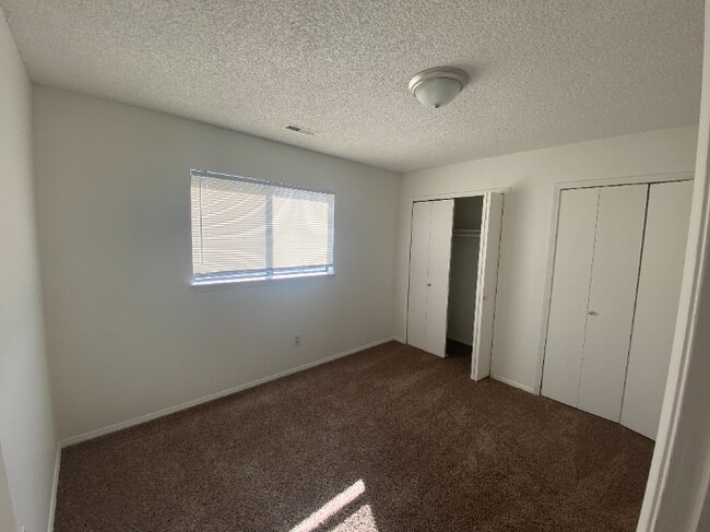 Building Photo - Cozy Condo Available NOW!