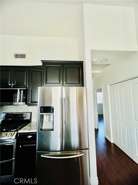 Building Photo - 10805 Pine St