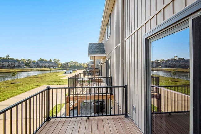 Building Photo - 2BR/1.5BA Townhouse in Smithville: GREAT LOCATION