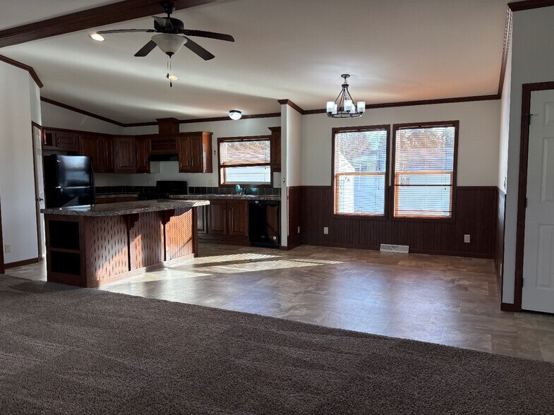 Building Photo - 2461 Sunset Dr