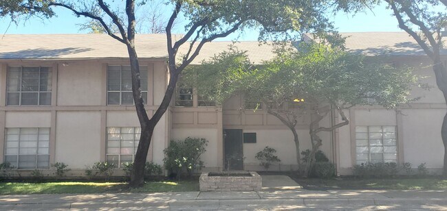 Building Photo - 10574 High Hollows Dr