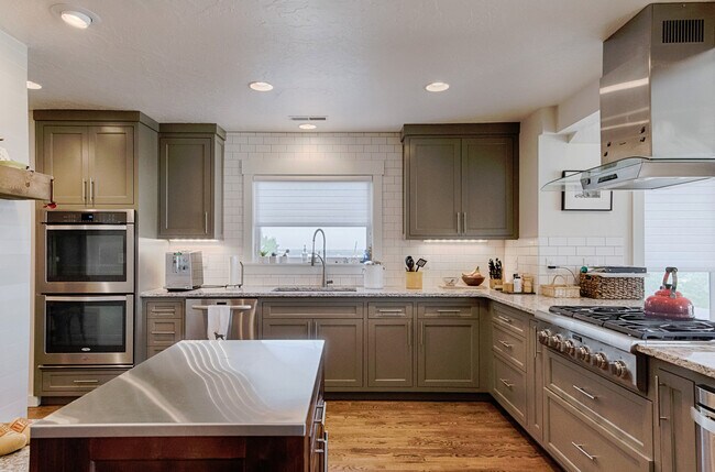 Building Photo - Boise, Beautiful home in the Foothills with lots of privacy