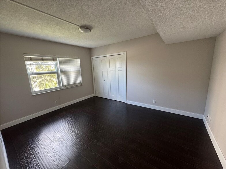 Building Photo - 3150 N Palm Aire Dr