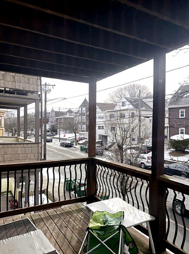 Building Photo - Spacious 4 Bed - Close to Tufts University - Natural Light