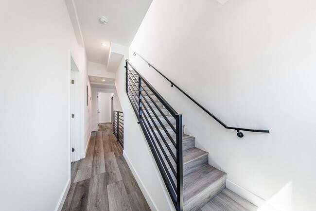 Building Photo - 3015 Alsace Ave