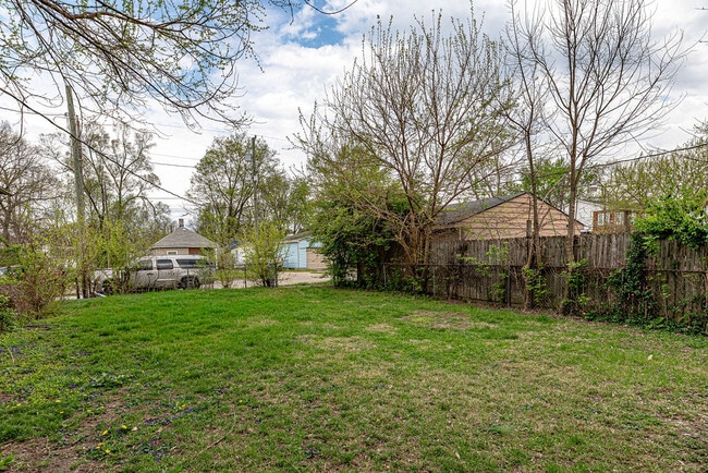 Building Photo - 1915 Woodlawn Ave