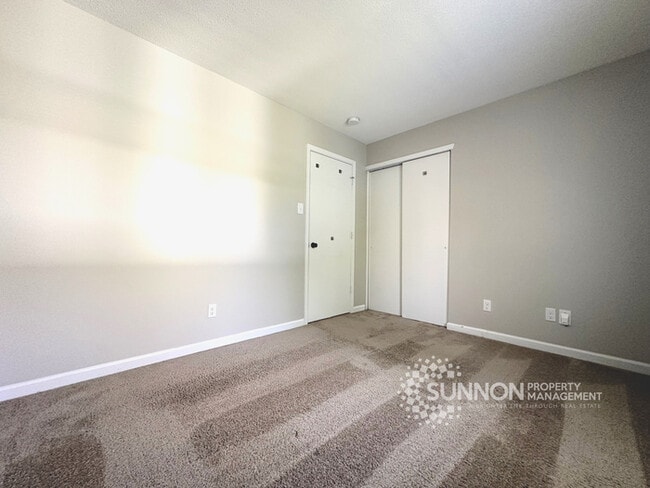 Building Photo - Charming 3 Bedroom 2.5 Bathroom in Meadow Hill