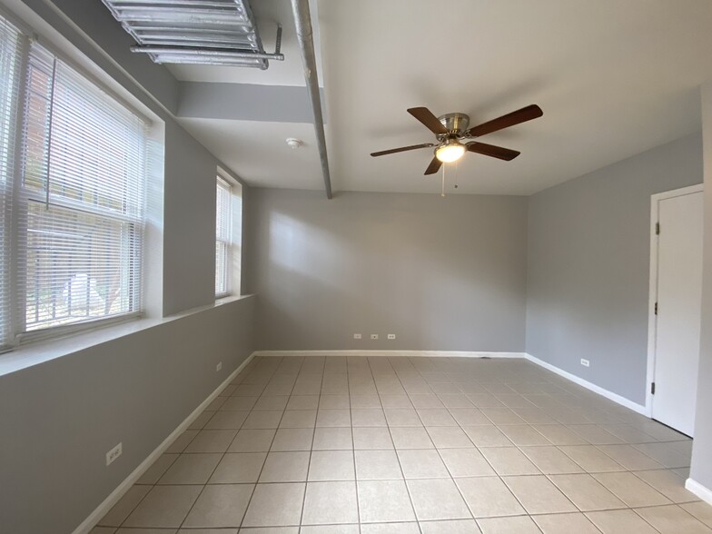 Building Photo - 4241 N Kenmore Ave