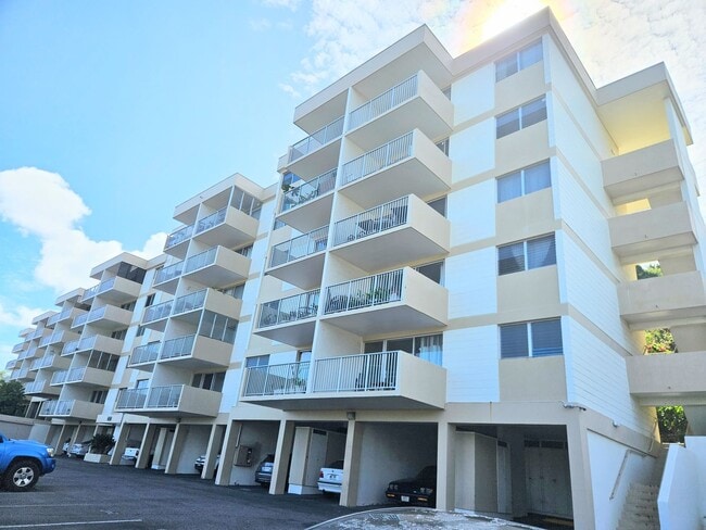Building Photo - Waialae Gardens Spacious 1 Bedroom 1 Bathr...