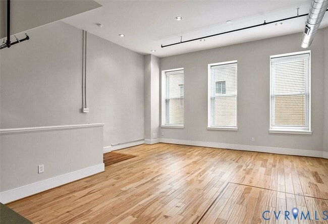 Building Photo - 105 E Broad St