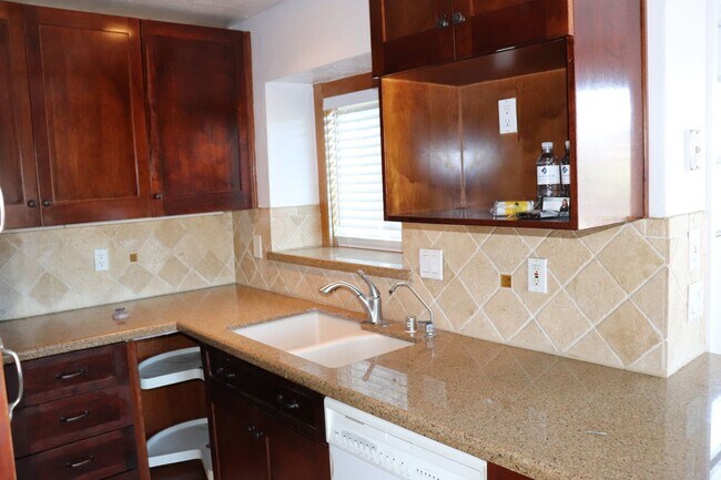 Building Photo - 2416 Cedar Dr