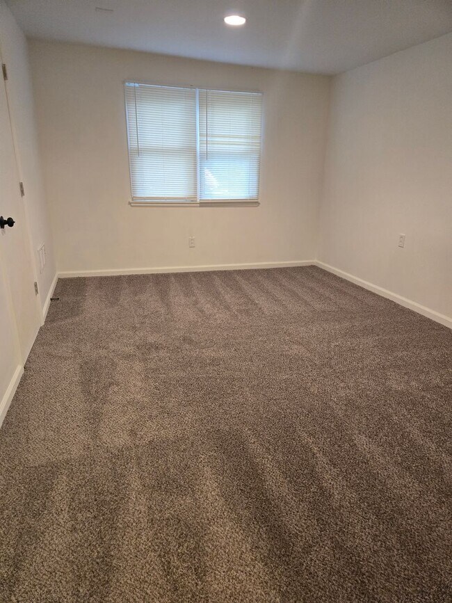 Building Photo - 3 bedroom 1 bath ranch home on a quiet dea...