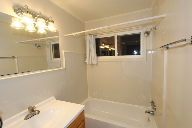 Building Photo - Contemporary North Berkeley 2 Bedroom Condominium