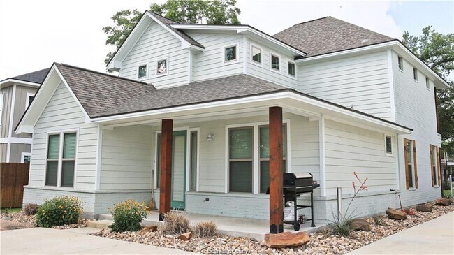 Building Photo - 297 Glade St