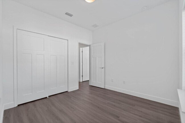 Building Photo - 513 Hill Ln