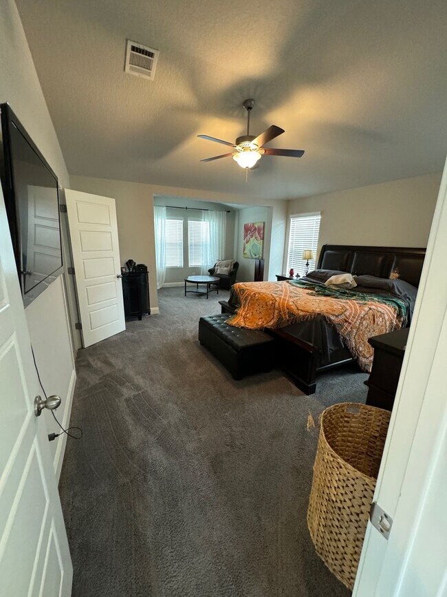 Building Photo - Modern 3-Bedroom Home Near Alamo Ranch with Covered Patio & Privacy Fence