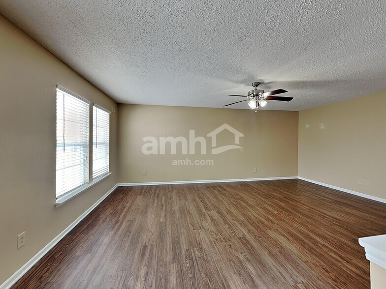 Building Photo - 5862 N Quincy Dr