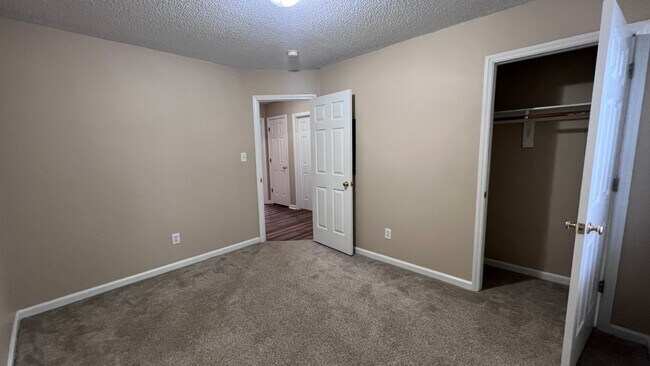 Building Photo - 212 Walnut Creek Dr