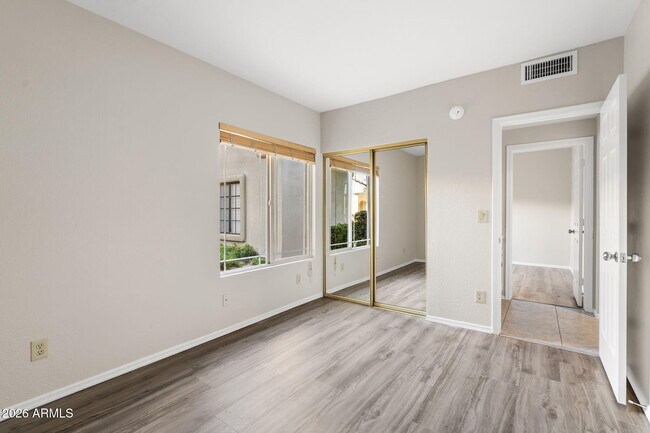 Building Photo - 8841 E Meadow Hill Dr