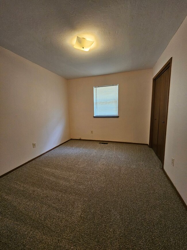 Building Photo - (3) Bed/(2) Bath in Moore! Available NOW!