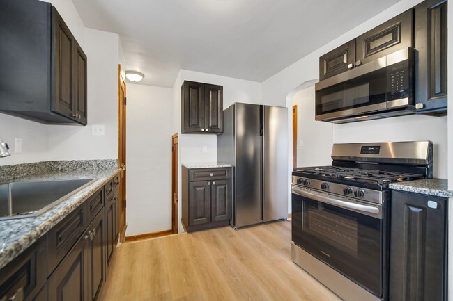 Building Photo - Newly Renovated 2BD/1BA Home