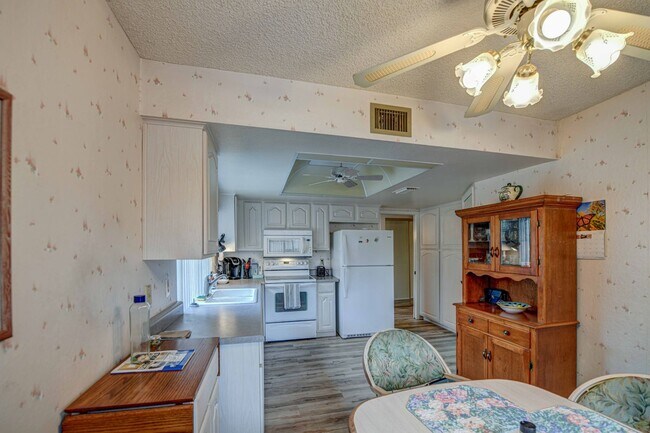 Building Photo - Perfect home for enjoying your winter in Arizona.  2 bed 2 bath on the 14th fairway of Heron Lake...