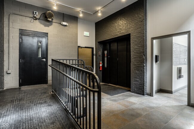 Building Photo - 630 N College Ave