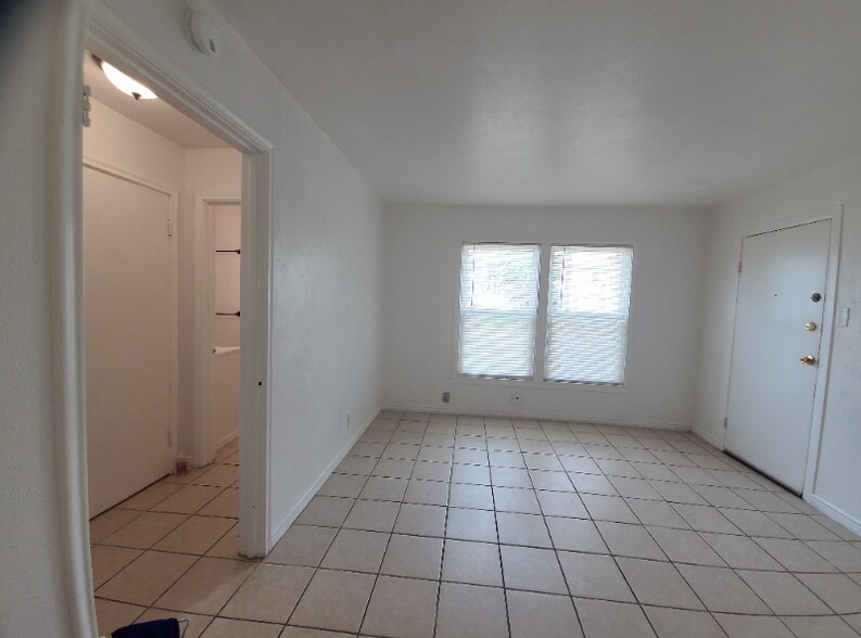 Building Photo - 641 Robinson St