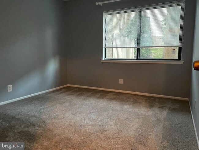 Building Photo - 2615 Glengyle Dr