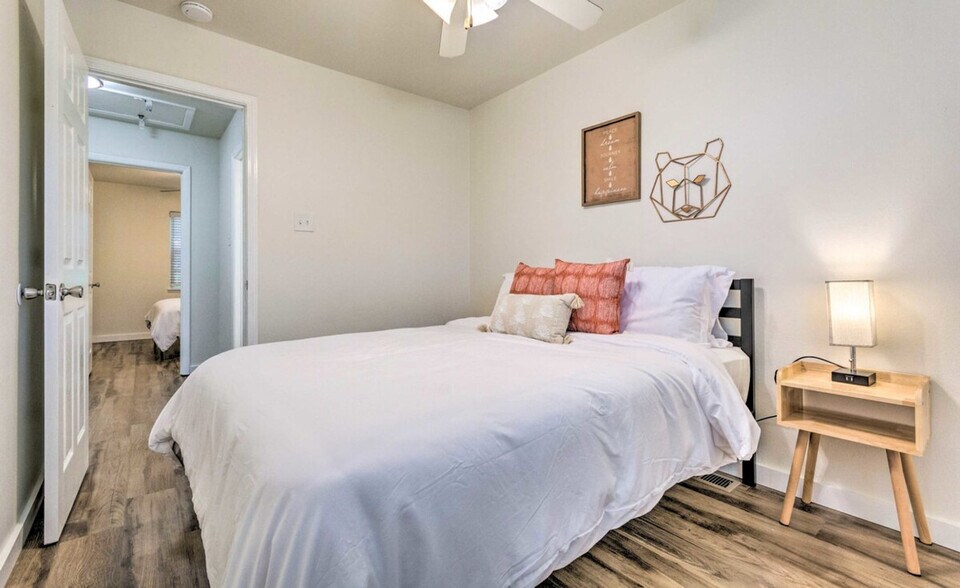 Building Photo - 3915 W 8th St