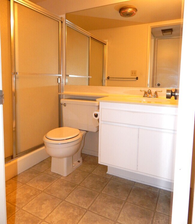 Full Bath in 1st Floor - 584 W Huntington Dr