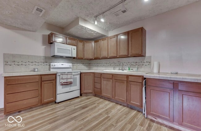 Building Photo - 3935 Mistletoe Dr