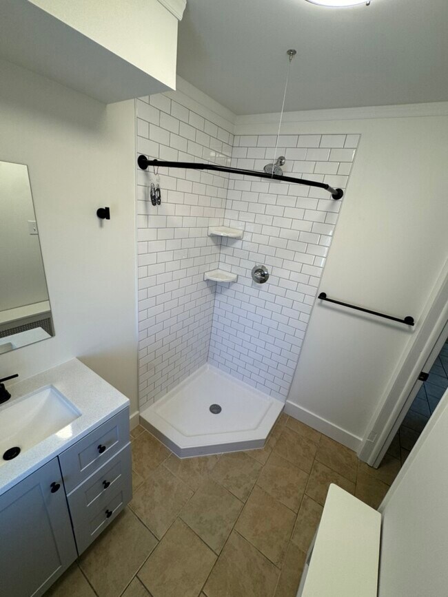 Building Photo - 126 College Ave