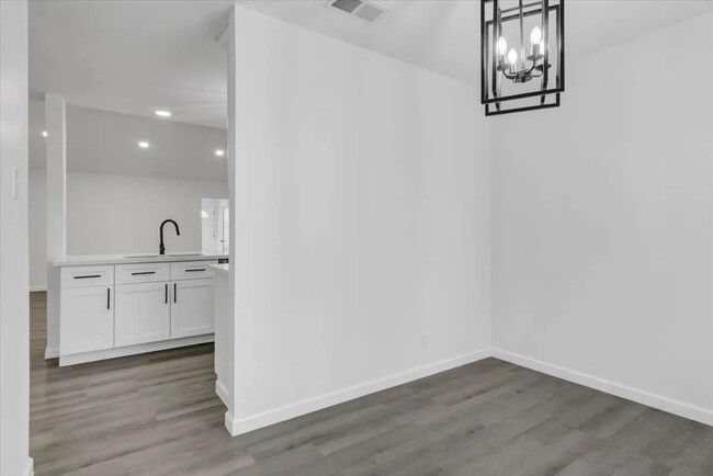 Building Photo - 108 Sparrow Way