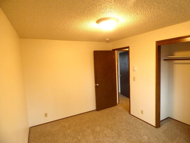 Building Photo - Rent Special: 1/2 Off April's Rent!! 2-bedroom Single Level Apartment