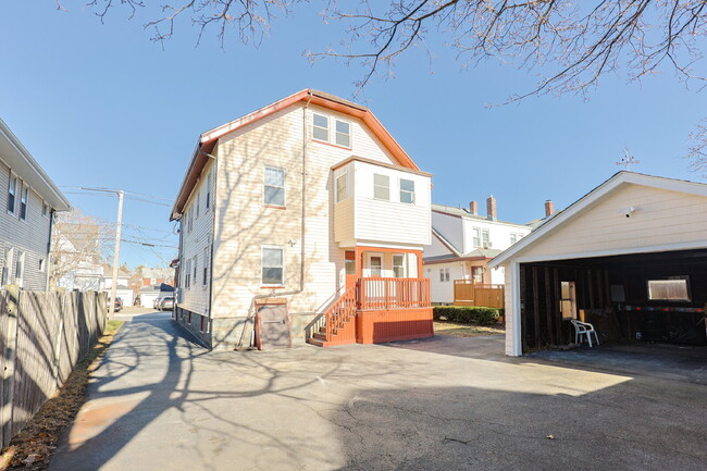 Building Photo - Stunning, Renovated, Spacious 2 Bed / 1 Bath in North Quincy