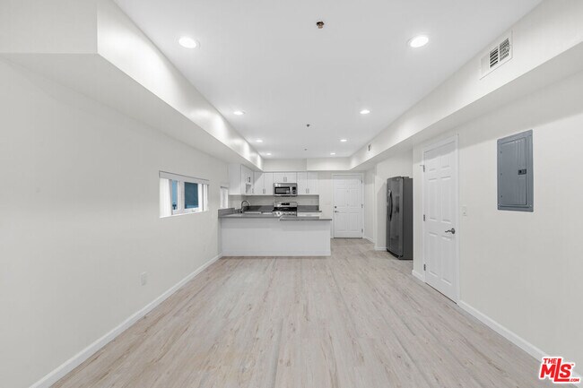 Building Photo - 1409 N Hobart Blvd