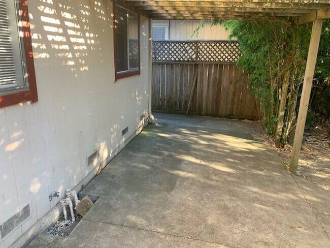 Building Photo - Great Home in H Section of Rohnert Park ~ 5 bedrooms and 2 bathrooms ~ Co Signers are Accepted