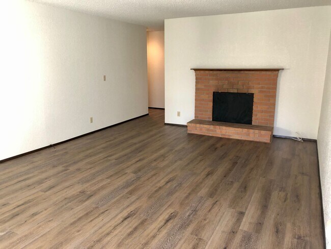 Building Photo - 2-bedroom 1-bathroom duplex in Thurston