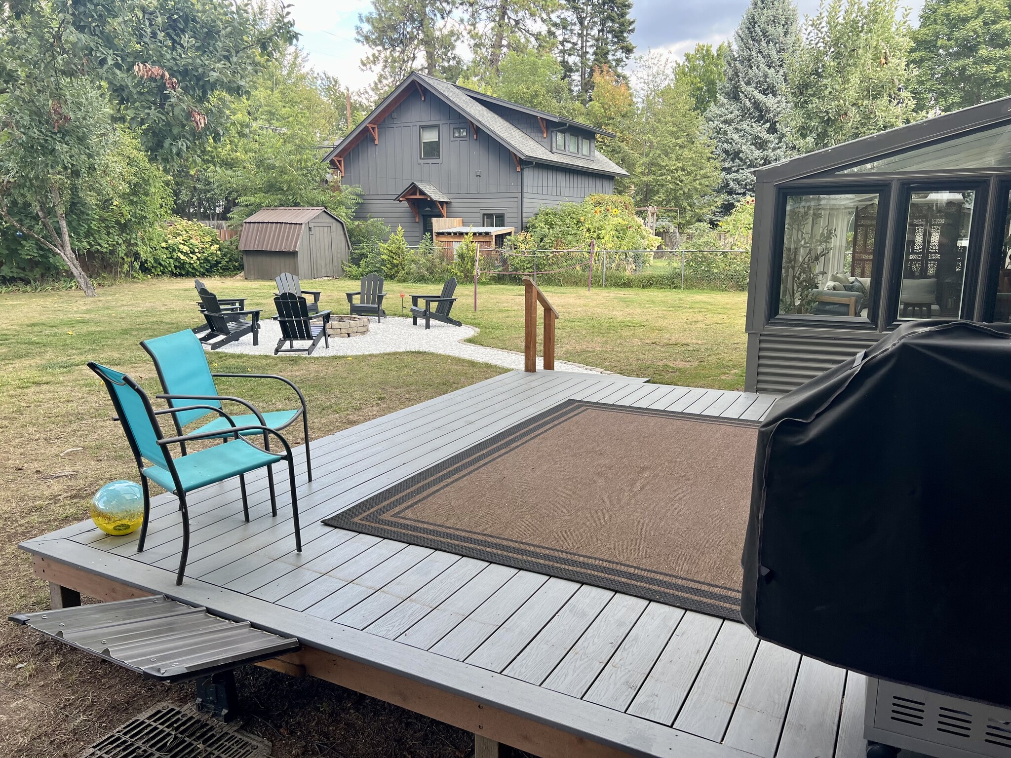 Large deck for quality time grilling with friends and family - 920 Oak St