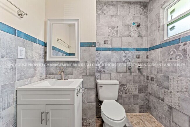 Building Photo - Charming 3x2 Bungalow