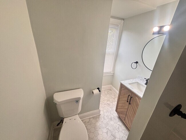 Building Photo - 4 Bedroom, 2 Full Baths Harrisburg House for Rent