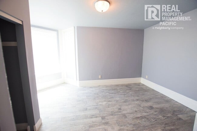 Building Photo - Renovated 5BR Home with Parking & Outdoor ...